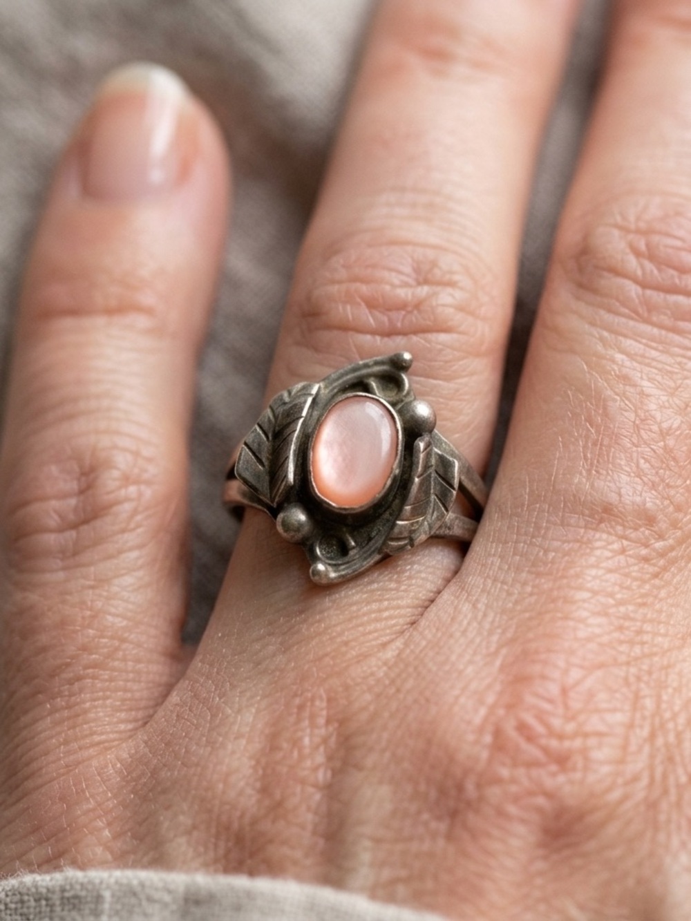 Vintage Navajo Sterling Silver Pink Mother of Pearl Shell Leaf Ring 5 / 2.7g